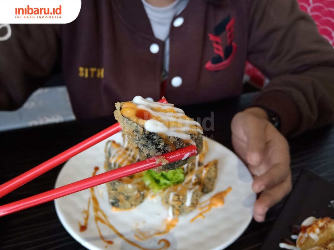 Berbagai sushi fusion dengan cita rasa yang sudah disesuaikan dengan lidah Indonesia bisa ditemukan di Hangiri Sushi. (Inibaru.id/ Zulfa Anisah)