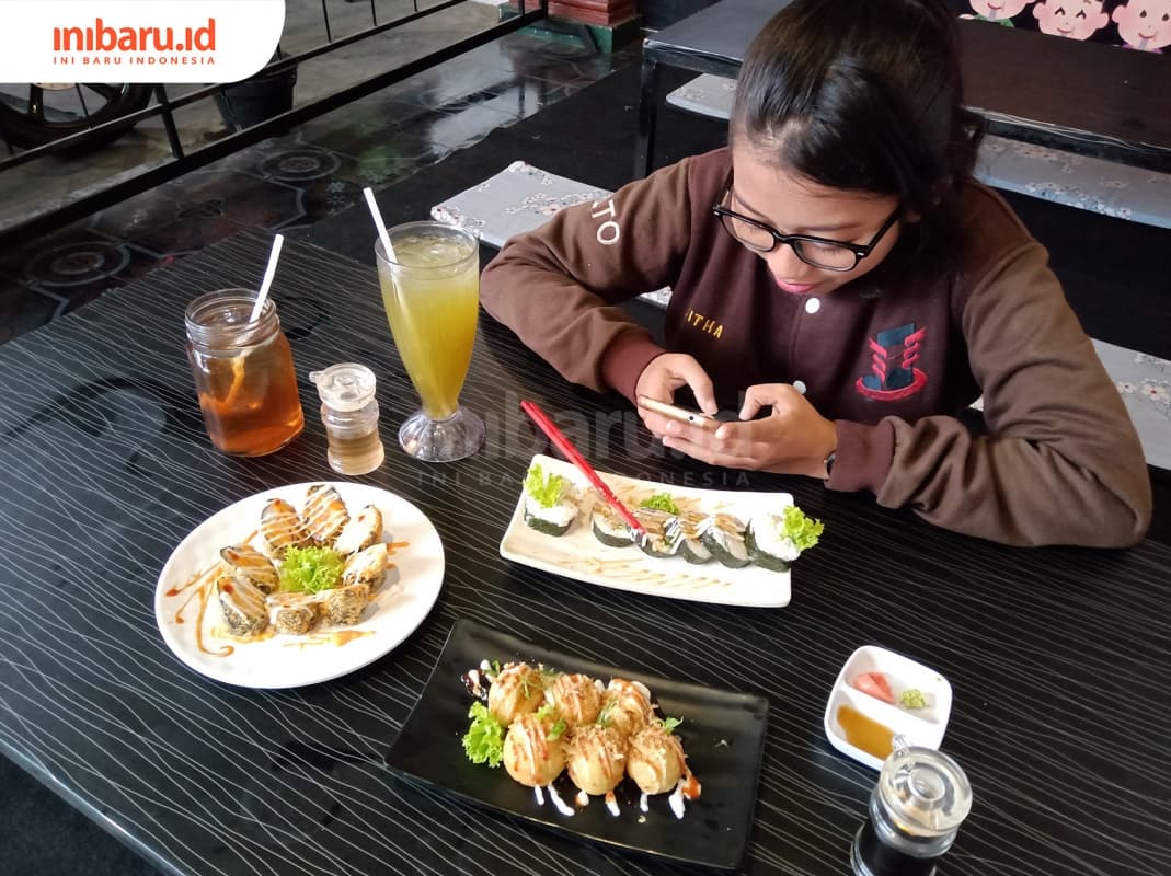 Nongkrong murah meriah ya cuma di Hangiri Sushi. (Inibaru.id/ Zulfa Anisah)