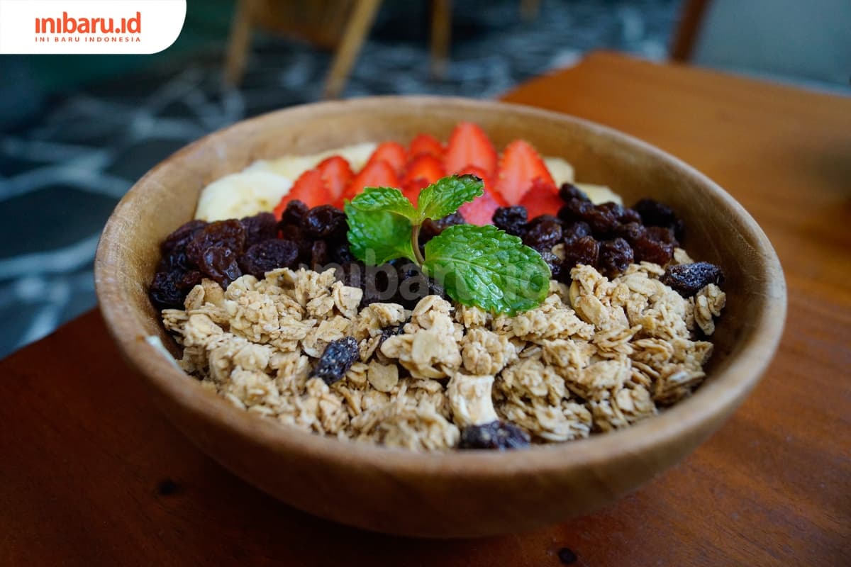 Smoothies bowl, hidangan sehat yang bisa kamu dapatkan di Kedai Kopi Oma. (Inibaru.id/ Audrian F.)