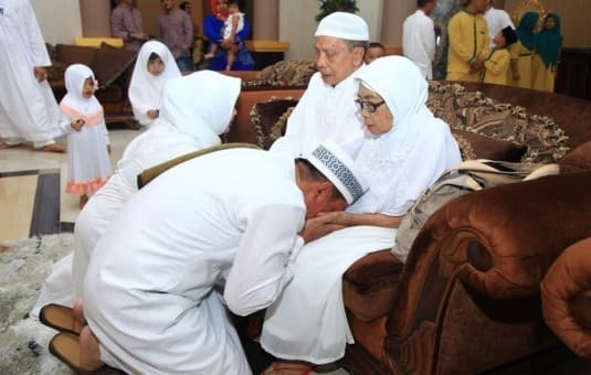 Sungkeman saat lebaran adalah salah satu tradisi lebaran. (Bernas.id)