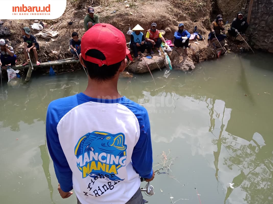 Seorang peserta 'mancing bareng' mengambil posisi berseberangan dengan peserta lain. (Inibaru.id/ Zulfa Anisah)