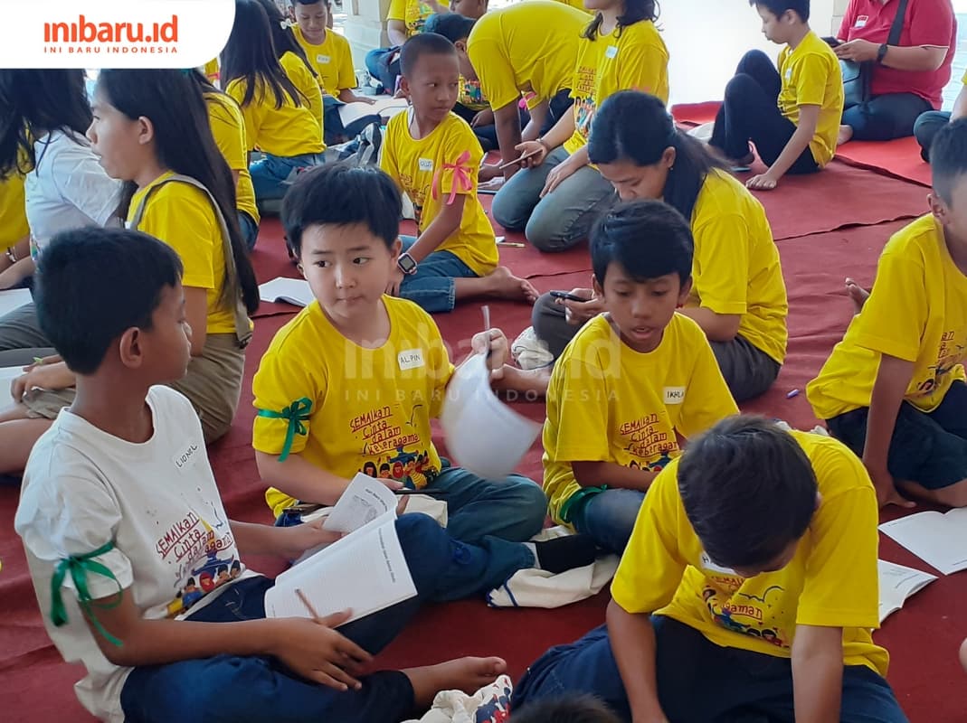 Anak-anak sedang mengikuti diskusi lintas agama dalam acara Anak Semarang Damai pada Minggu (21/7) lalu. (Inibaru.id/ Zulfa Anisah)