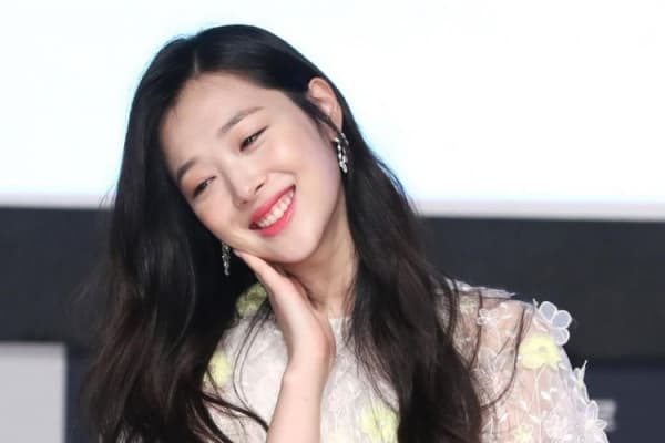 Sulli ditemukan meninggal di kediamannya pada 15.20 waktu setempat. (Koreaboo)