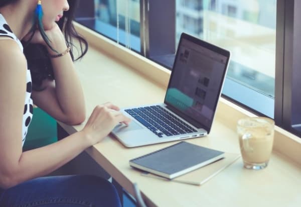 Menulis di tempat yang kondusif bisa meningkatkan fokus dalam menulis. (wormtraders.com)