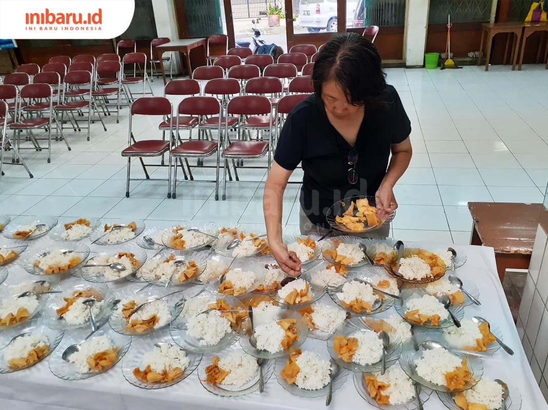 Pelayan Kebajikan sedang menyiapkan hidangan buka bersama. (Inibaru.id/ Zulfa Anisah)