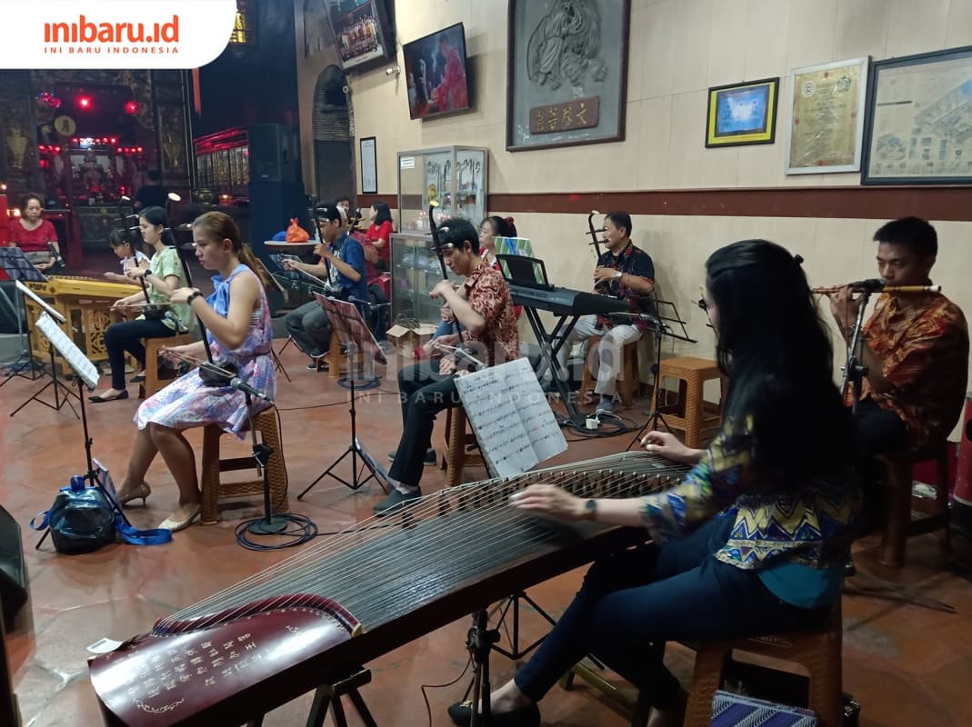 Pertunjukan yangqin di Tay Kak Sie pada Rabu malam (16/10). (Inibaru.id/ Zulfa Anisah)