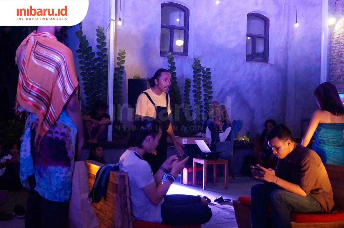 Adegan saat Obet (kaos kuning) pemeran kameramen memberikan pengarahan. (Inibaru.id/ Audrian F)