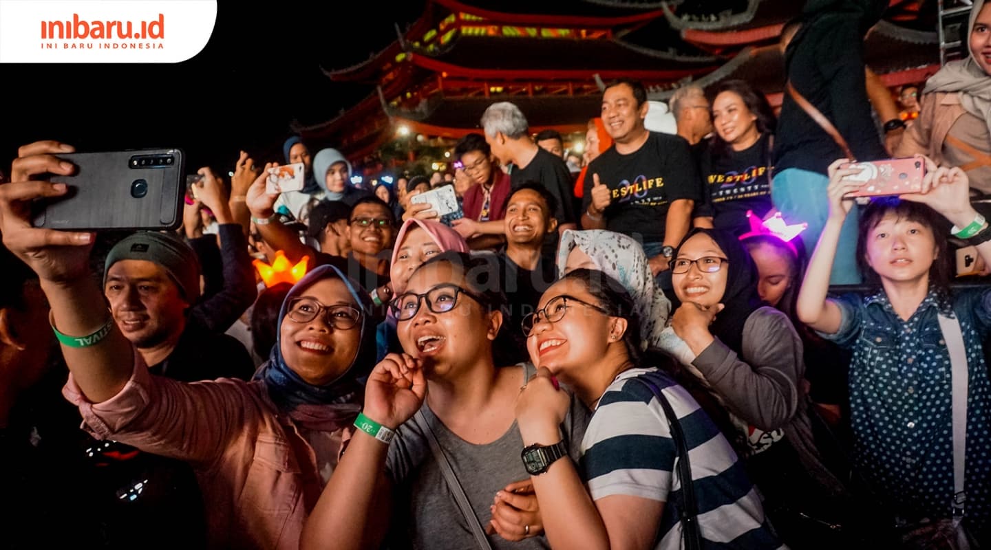 Penonton Westlife tampak mengajak swafoto Wali Kota Semarang Hendrar Prihadi dan Gubernur Jawa Tengah Ganjar Pranowo. (Inibaru.id/ Audrian F)