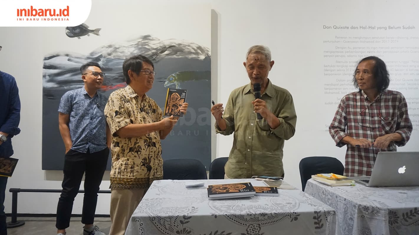 Goenawan Mohammad saat memperkenalkan buku terbarunya. (Inibaru.id/ Audrian F)