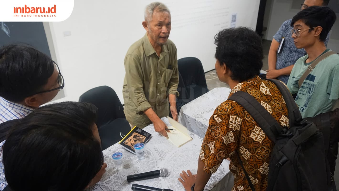Goenawan Mohamad saat berbicara di acara peluncuran buku "Pigura Tanpa Penjara". (Inibaru.id/ Audrian F)