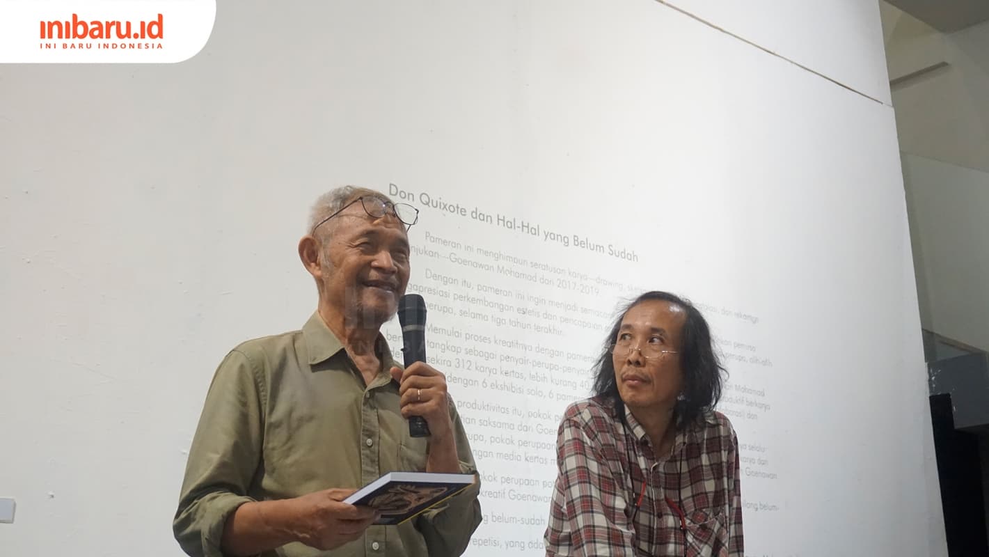 Goenawan Mohamad (kiri) meluncurkan buku yang dibedah oleh kurator seni rupa Hendro Wiyanto. (Inibaru.id/ Audrian F)
