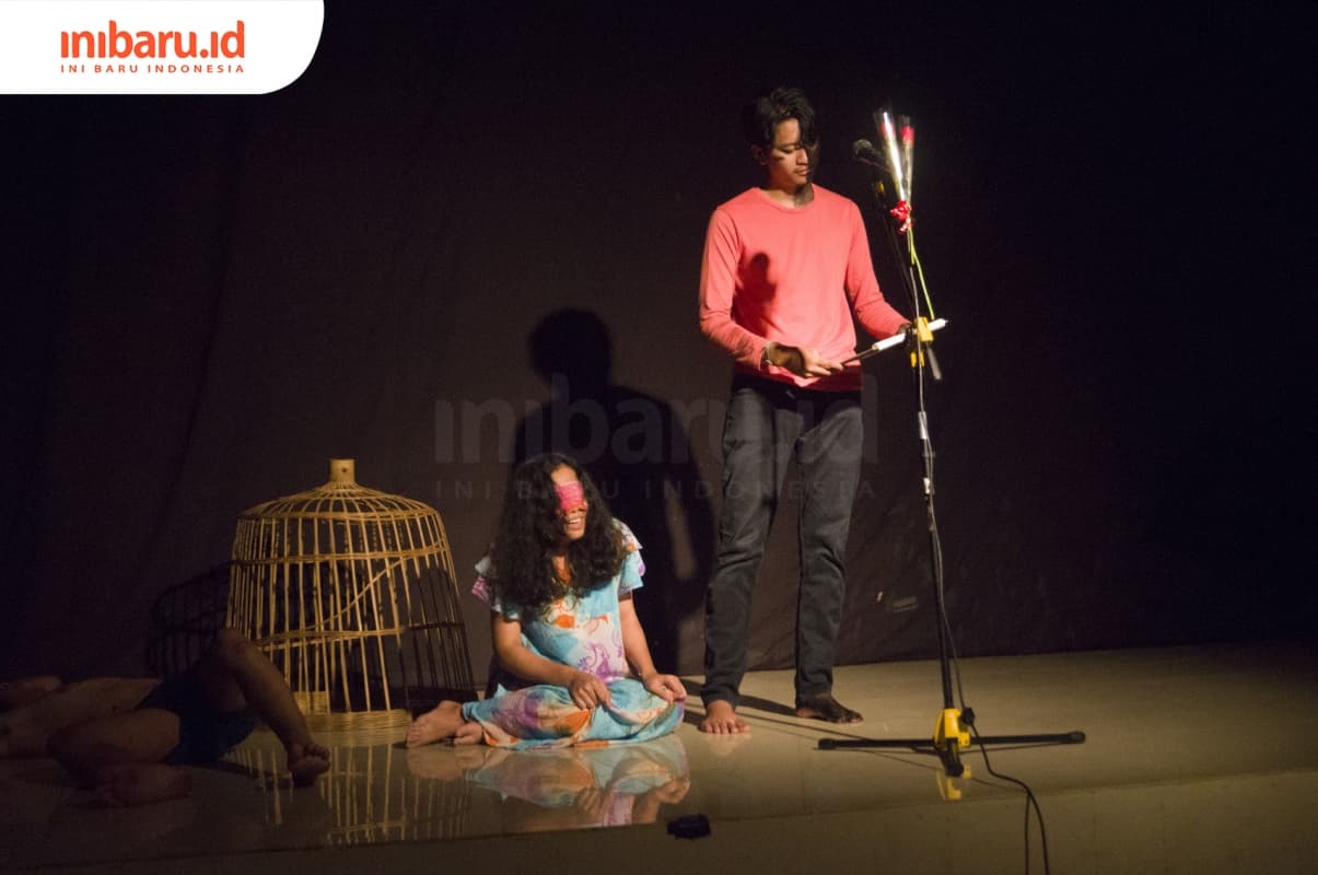 Salah satu pertunjukan teatrikal puisi di acara dalam memperingati hari puisi oleh KMSI Undip. (Inibaru.id/ Audrian F)