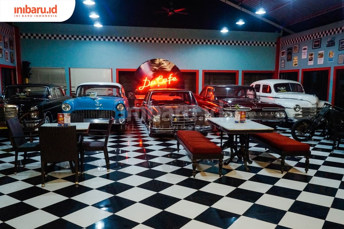 Di Du Cafe terpajang mobil dan motor antik. (Inibaru.id/ Audrian F)