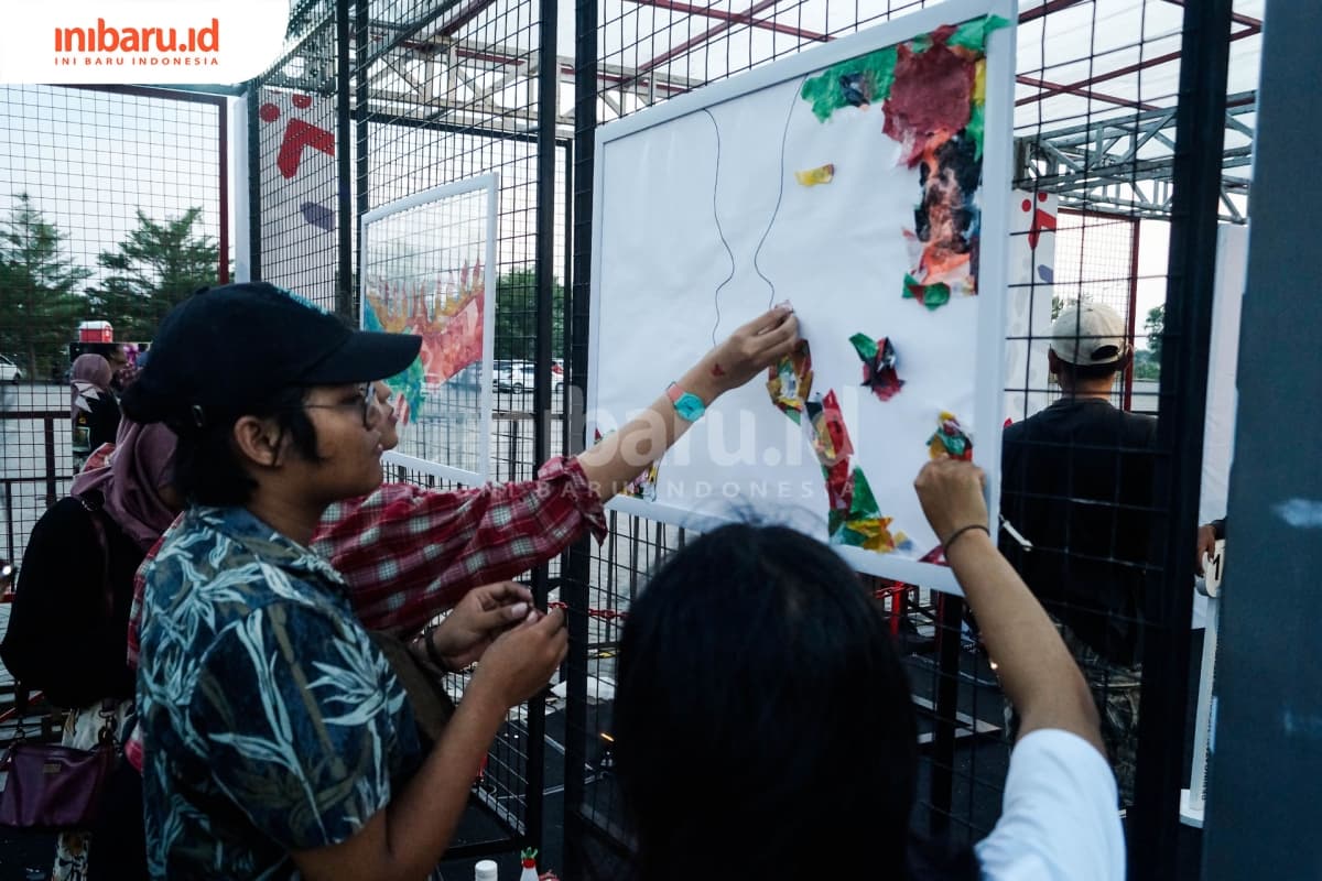 Komunitas Kolasemauku mengajak pengunjung Pesta Pantai menempel-nempel plastik. (Inibaru.id/ Audrian F)