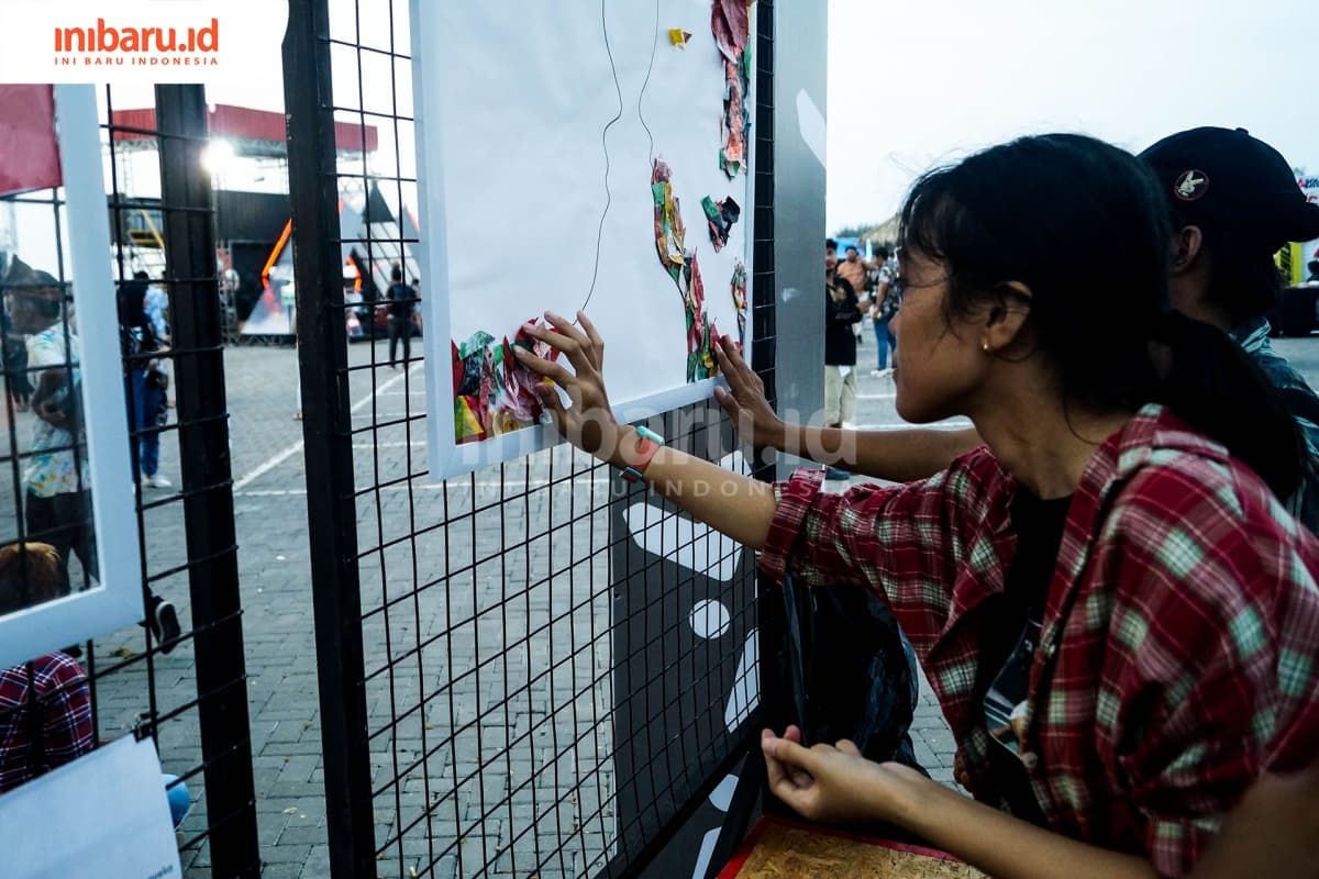Komunitas Kolasemauku mengajak pengunjung Pesta Pantai membuat kolase. (Inibaru.id/ Audrian F)