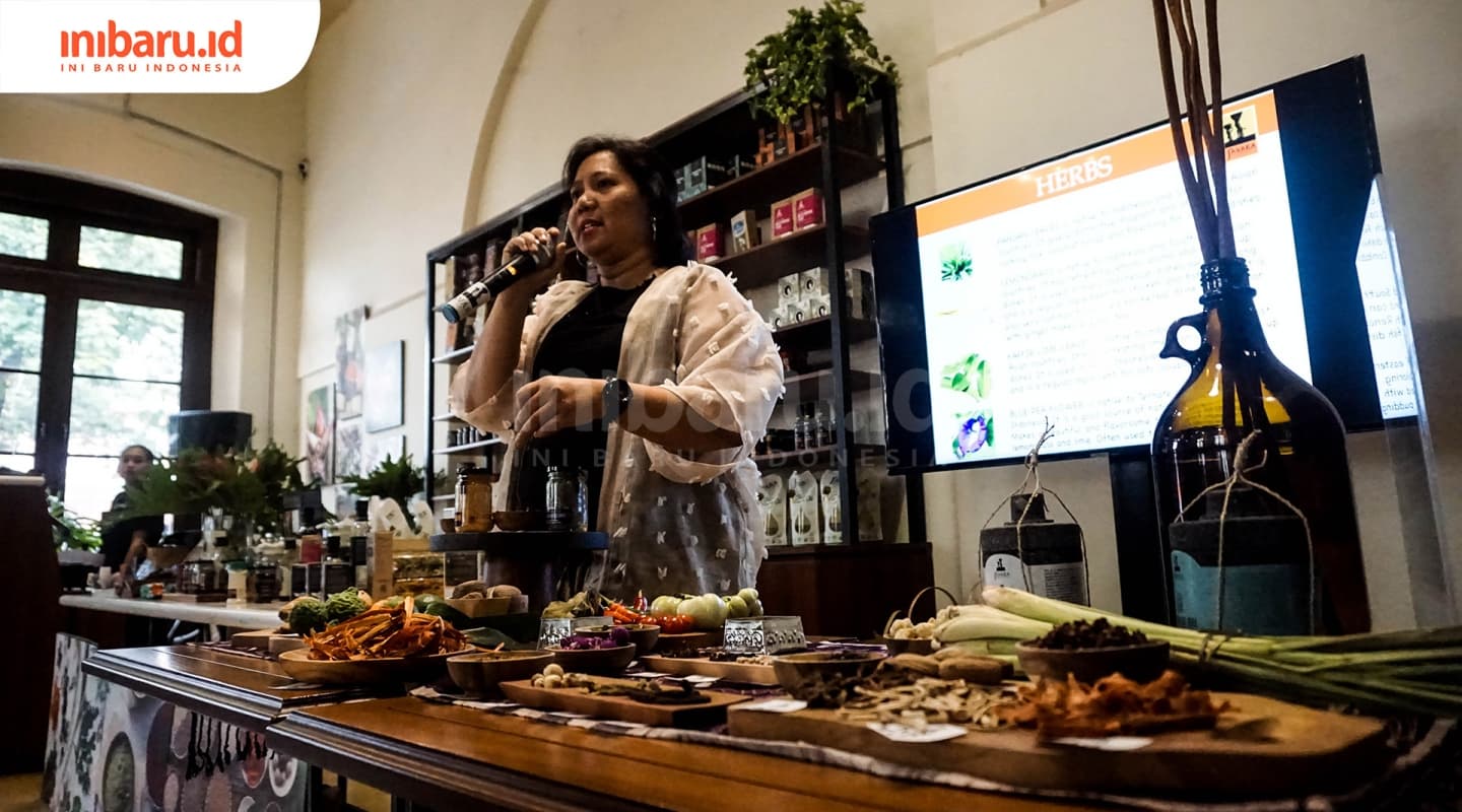 Riza Amala menerangkan banyak hal perihal rempah-rempah. (Inibaru.id/ Audrian F)