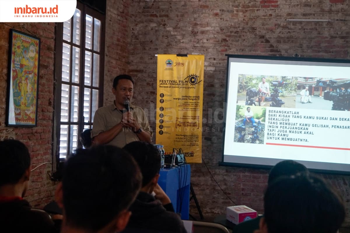 Yuda Kurniawan menyampaikan materi tentang tips membuat film dokumenter. (Inibaru.id/ Audrian F)
