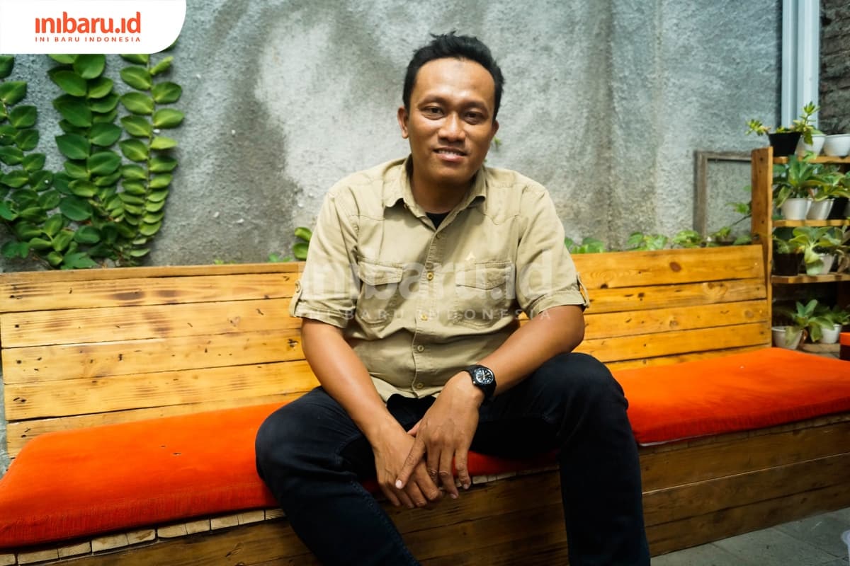 Yuda Kurniawan, sutradara film dokumenter <i>Nyanyian Akar Rumput</i>. (Inibaru.id/ Audrian F)