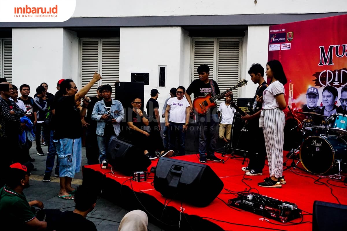 Amiroez, vokalis CRID, memberikan pelatihan kepada G-Victory. (Inibaru.id/ Audrian F)