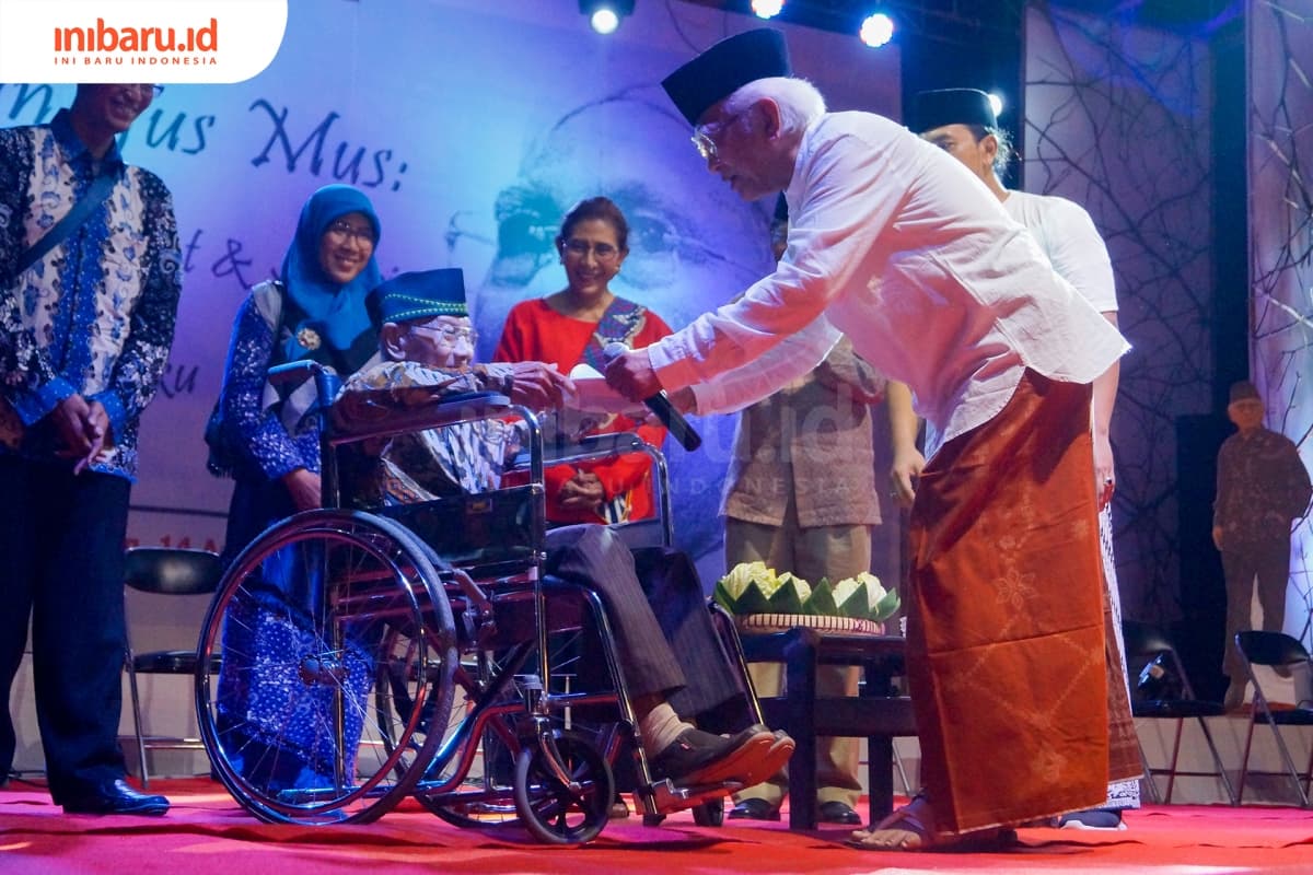 Gus Mus mempersembahkan potongan tumpeng untuk Rifai, gurunya sewaktu menimba ilmu di sekolah rakyat. (Inibaru.id/ Audrian F)
