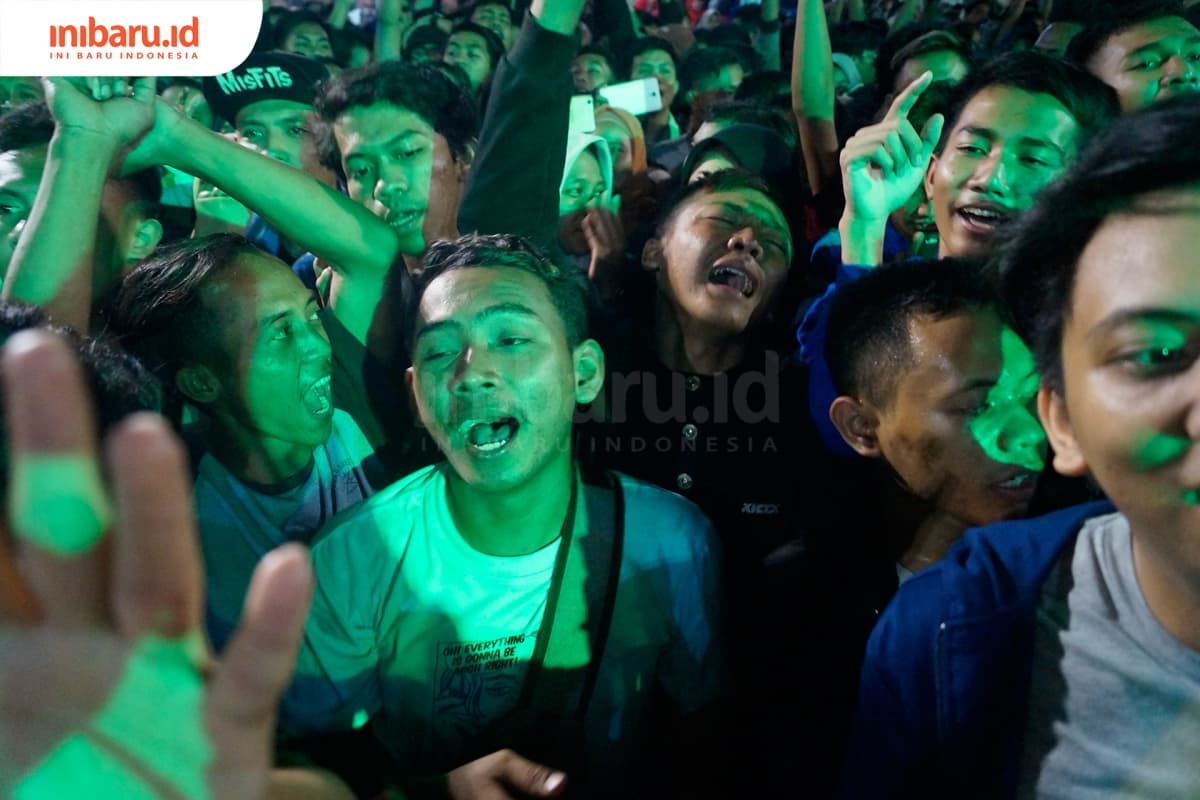 Sobat Ambyar yang meratapi isi hatinya dengan iringan lagu-lagu Didi Kempot. (Inibaru.id/ Audrian F)