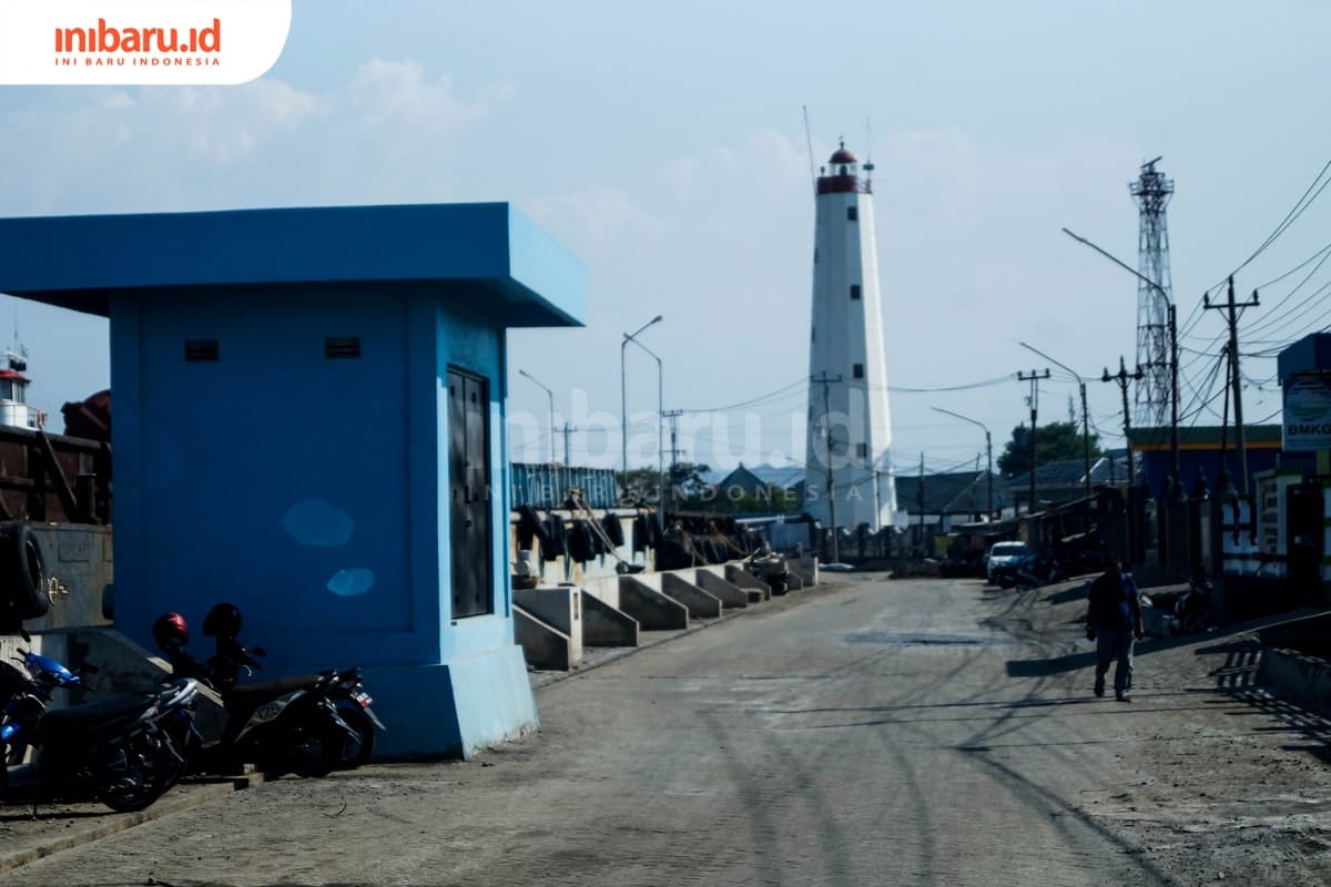 Mercusuar Willem III tampak dari Pelabuhan Tanjung Emas. (Inibaru.id/ Audrian F)