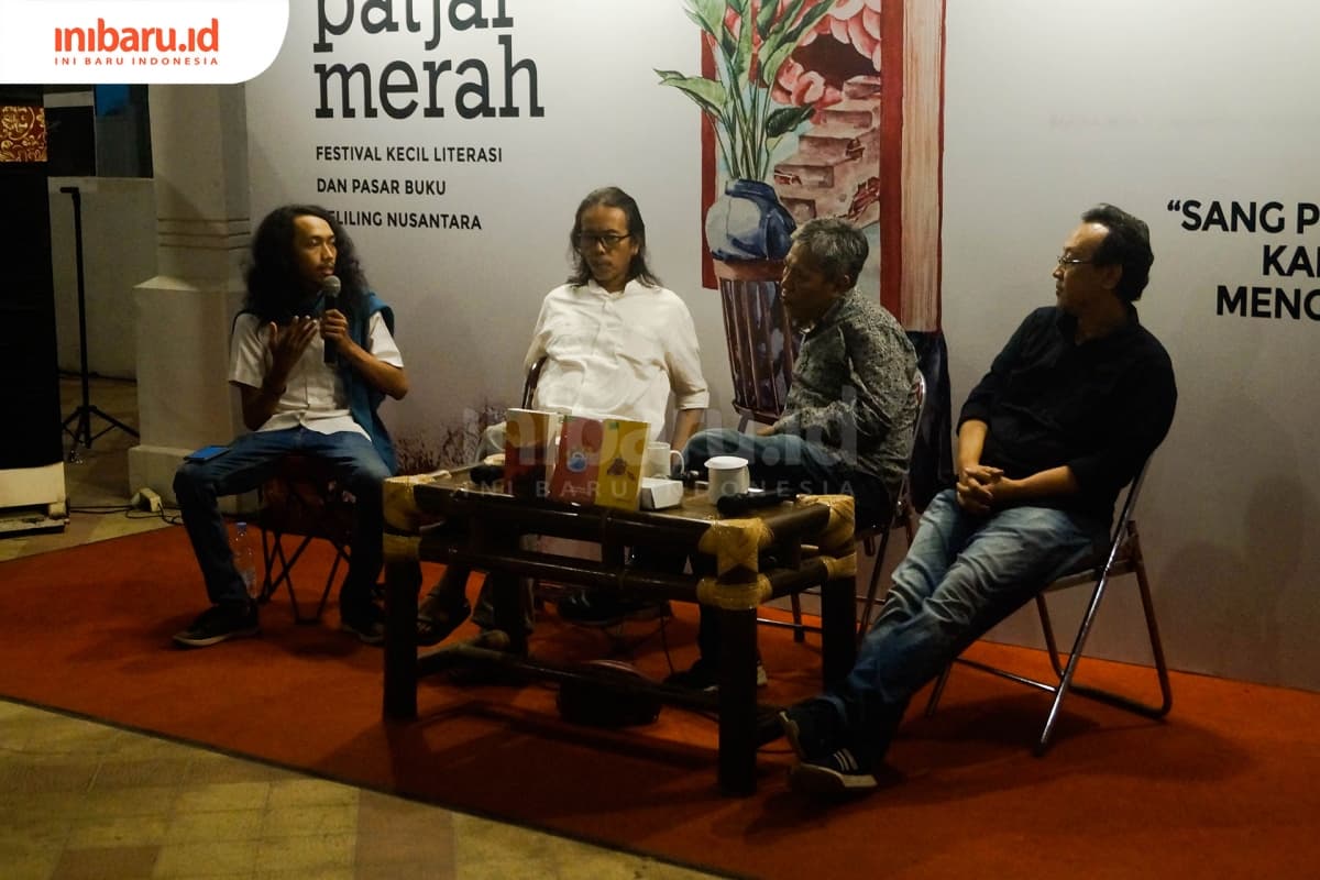 Bualan-bualan Semarang menghadirkan AS Laksana (Putih), Triyanto Triwikromo (Tengah), Yusi Avianto Parieanom (Paling Kanan). (Inibaru.id/ Audrian F)