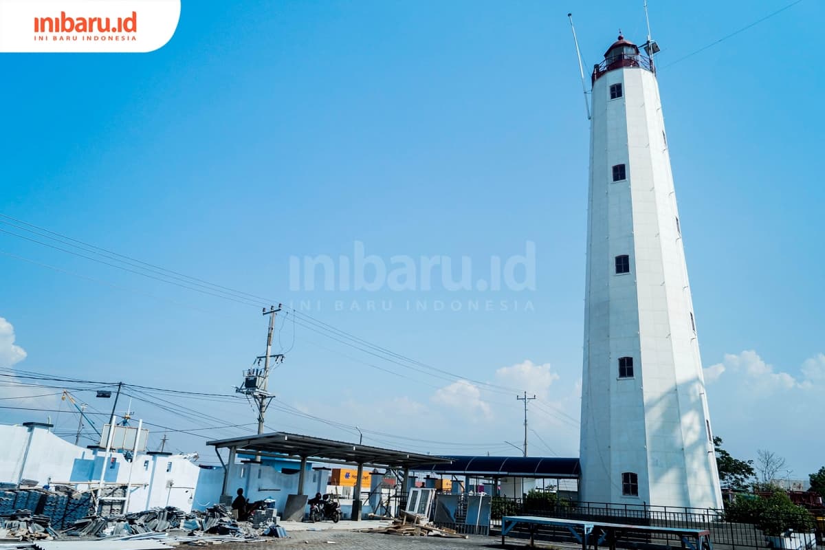 Menara Willem III masih gagah berdiri menyinari kapal-kapal yang keluar-masuk Pelabuhan Tanjung Emas. (Inibaru.id/ Audrian F)