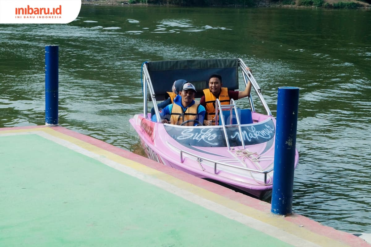 Pengunjung sedang menaiki wisata perahu di Waduk Jatibarang. (Inibaru.id/ Audrian F)