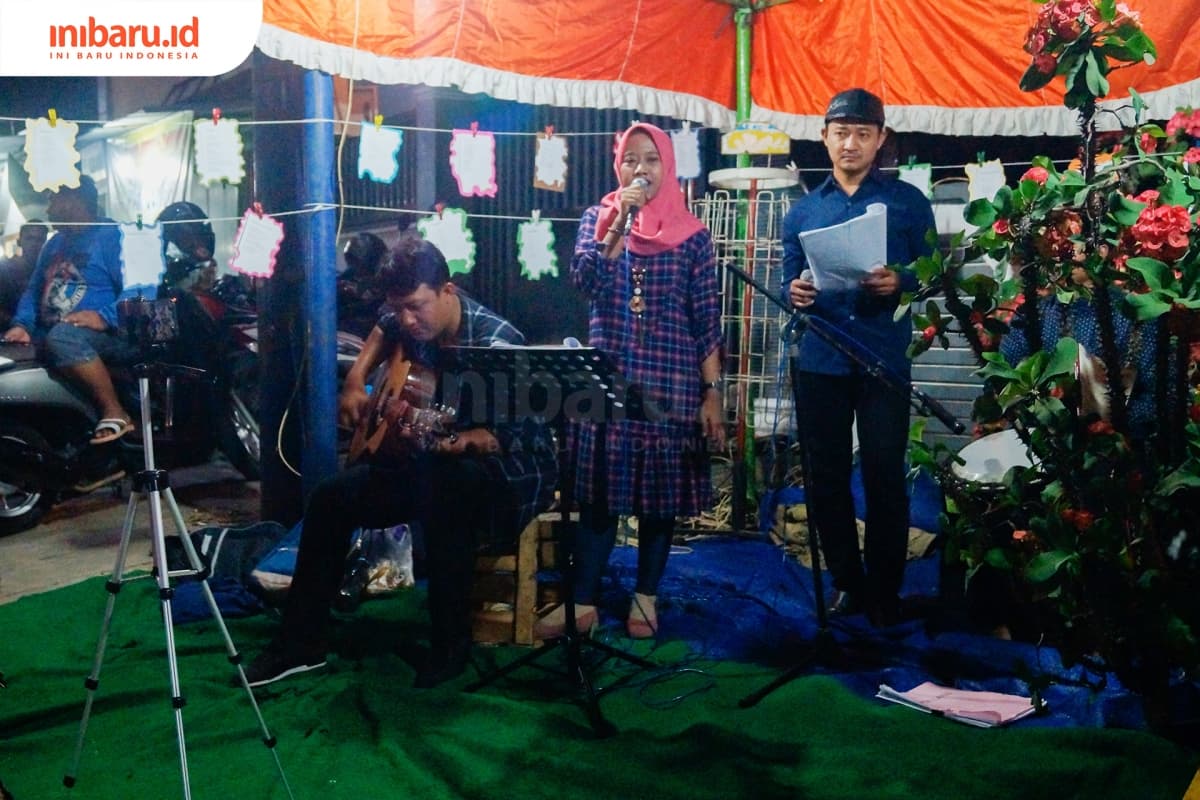 Grup Musikalisasi Paradoks juga meramaikan Jemuran Puisi Syawalan. (Inibaru.id/ Audrian F)