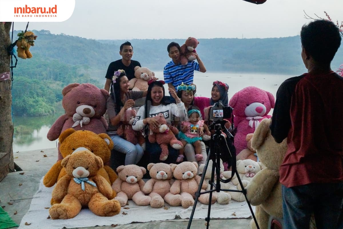 Pengunjung bersama keluarganya bersiap akan melakukan foto bersama. (Inibaru.id/ Audrian F)