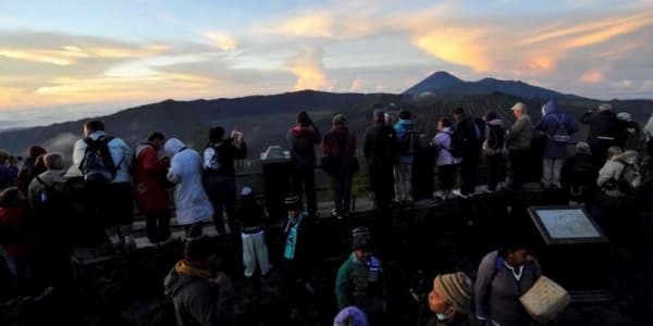 Wisatawan menikmati keindahan pagi kawasan Gunung Bromo. (Kompas/Iwan Setiawan)