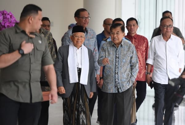 Wakil Presiden Jusuf Kalla bertemu dengan Wakil Presiden terpilih KH Ma'ruf Amin melakukan pertemuan di Kantor Wapres, Jakarta, Kamis (4/7). (ANTARA FOTO/Akbar Nugroho Gumay)