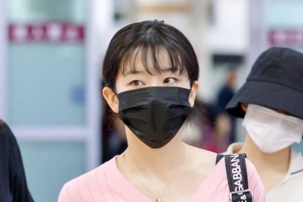 Bintang girlband Red Velvet, Seulgi saat berada di bandara dan mengenakan masker hitam di wajahnya. (KOREABOO.com)