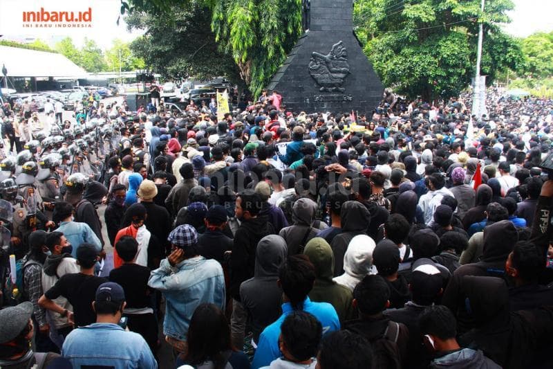 Demo menolak UU Omnibus Law Cipta Kerja di Semarang. (Inibaru.id/Triawanda Tirta Aditya)