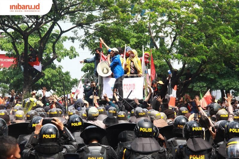 Demo dilakukan mahasiswa, buruh, dan masyarakat menolak Omnibus Law. (Inibaru.id/Triawanda Tirta Aditya)