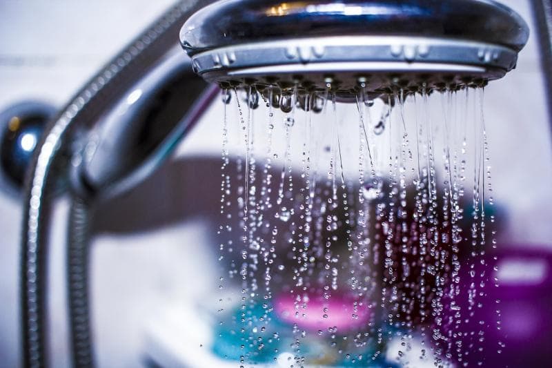 Menggunakan shower jauh lebih menghemat waktu. (Pixabay/Seregas)