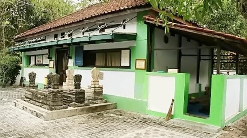 Makam di Desa Butuh Sragen yang dipercaya sebagai makam Joko Tingkir. (tumpi)