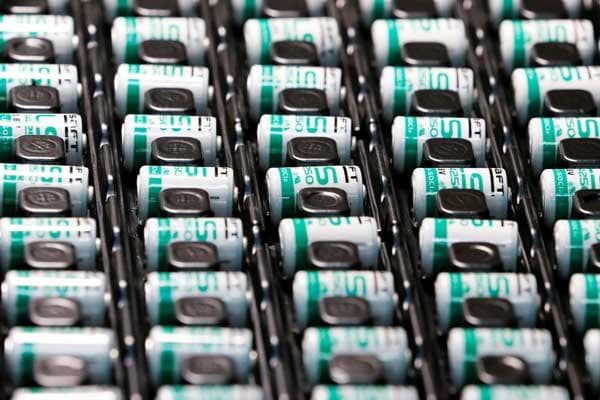 Ilustrasi baterai lithium untuk mobil listrik. (Reuters)