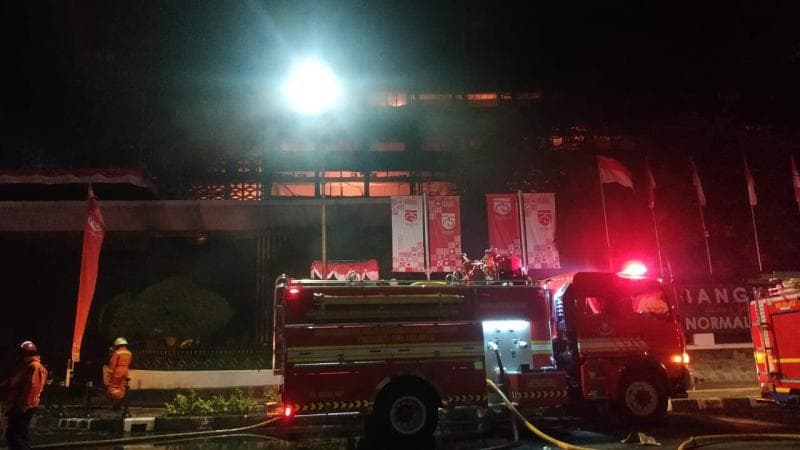 Kebakaran Gedung Kejaksaan Agung diawali dari kelalaian pekerja proyek. (Twitter/KANSAR_JKT)