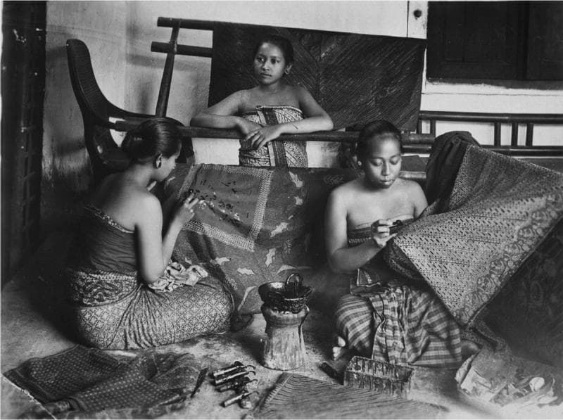 Sebelum memakai kutang, perempuan Nusantara mengenal kemben sebagai penutup dada. Sebelumnya, mereka bahkan nggak memakai penutup dada sama sekali. (wereldculturen.nl)