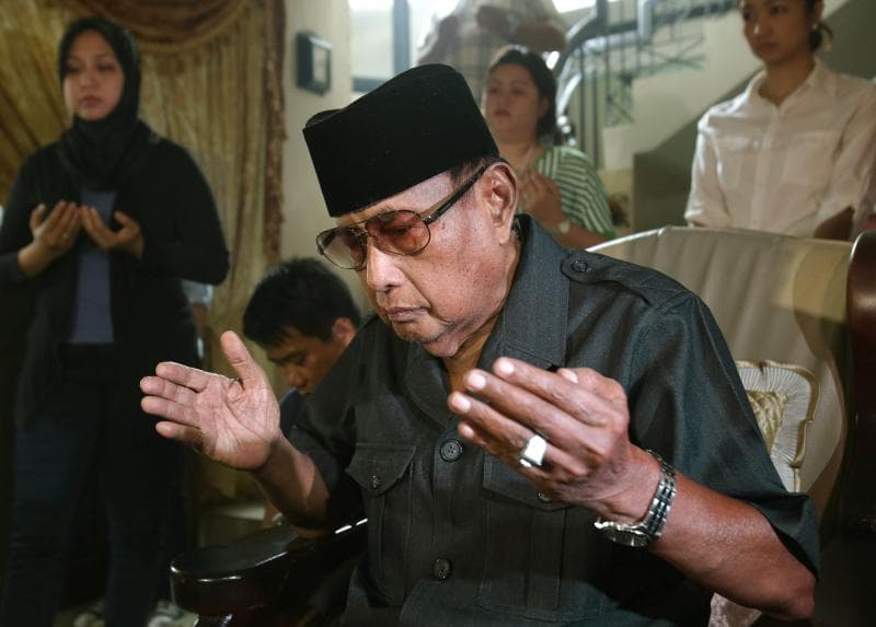 Jamalul Kiram III saat berada di istana kesultanannya. (AP Photo/Aaron Favila)
