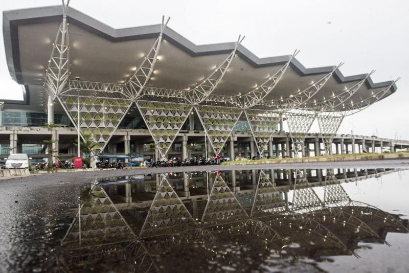Bandara Kertajati yang cantik ini sampai dibikin lokasi foto prewedding karena saking sepinya penerbangan. (Media Indonesia)<br>