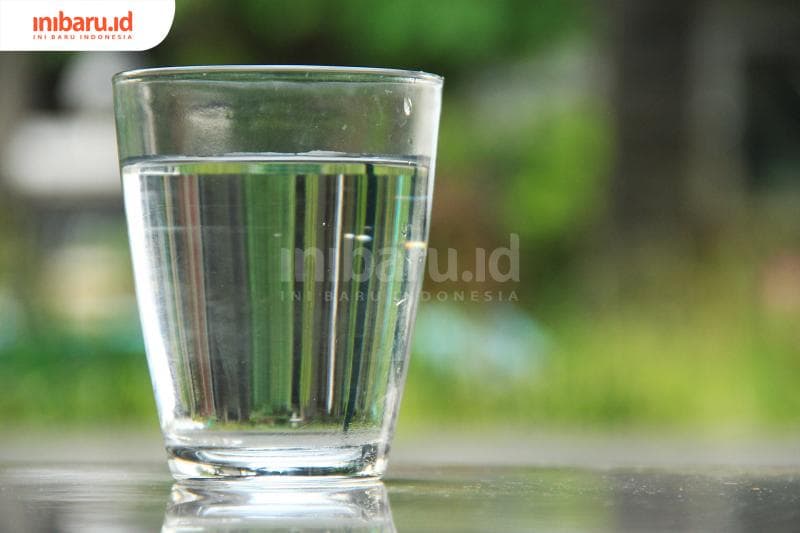 Air putih yang telah diisi doa menjadi "obat" Suwuk. (Inibaru.id/ Triawanda Tirta Aditya)