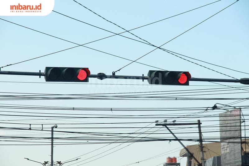 Di sejumlah kota di Indonesia, lampu merah bisa menyala lebih dari 3 menit! (Inibaru.id/Triawanda Tirta Aditya)