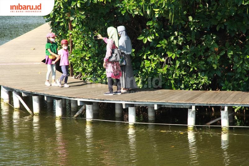 Tetap bermasker selama berada di lingkungan wisata Grand Maerokoco Semarang, Kamis (12/11/2020). (Inibaru.id/ Triawanda Tirta Aditya)