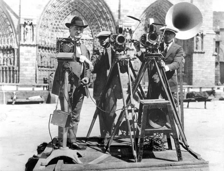 Ilustrasi: Pembuatan <i>The Hunchback of Notre Dame </i>(1923) yang dibintangi Lon Chaney. (ASC-Newhard)