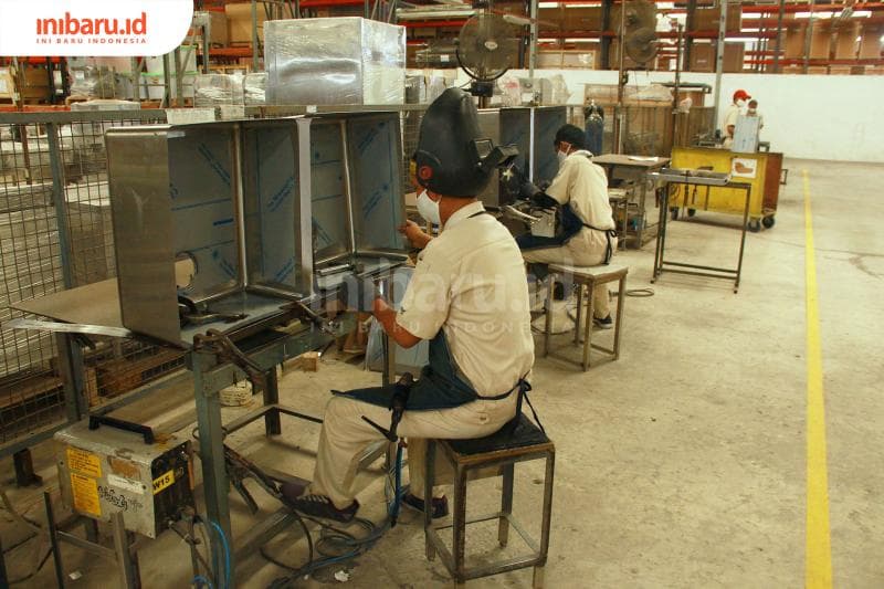 Buruh pabrik menyelesaikan pekerjaanya di Kawasan Industri Terboyo, Semarang, Senin (16/11/2020). Seluruh karyawan yang hendak masuk ke dalam pabrik diwajibkan memakai masker dan mencuci tangan. (Inibaru.id/ Triawanda Tirta Aditya)
