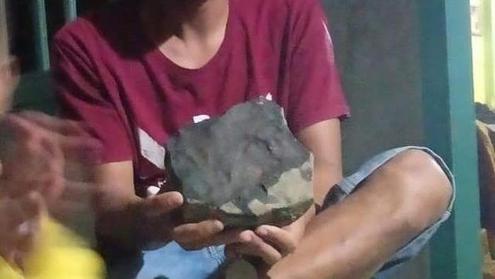 Batu meteorit yang menimpa rumah Josua ditaksir seharga Rp 26 miliar! (Detik/Abdi Somat Hutabarat)