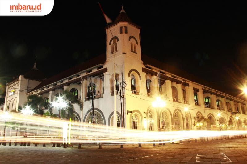 Kilatan lampu cahaya kendaraan melewati kawasan Kota Lama Semarang, Jumat (20/11/2020). Kawasan wisata ini jadi salah satu lokawisata yang paling sering dikunjungi wisatawan di Semarang. (Inibaru.id/ Triawanda Tirta Aditya)